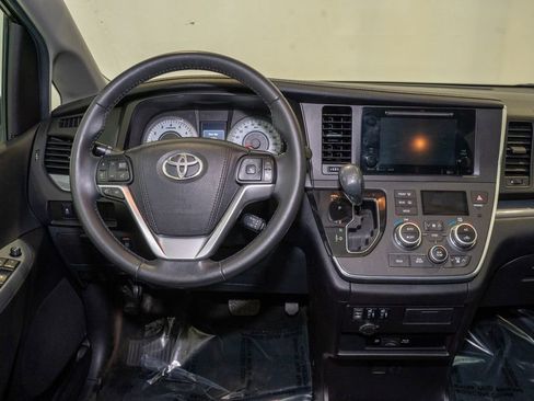 Used 2017 Toyota Sienna SE Premium image 7