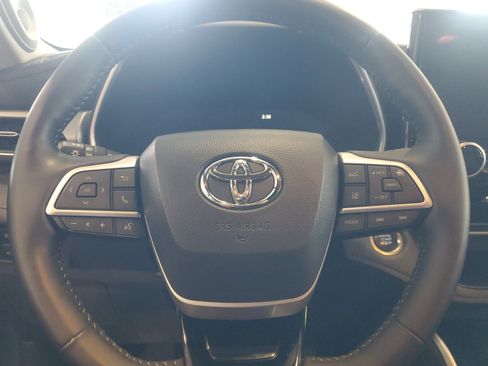 Certified 2025 Toyota Highlander Platinum AWD/4WD image 17