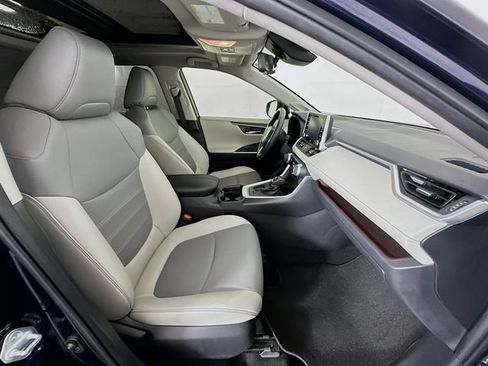 Used 2019 Toyota RAV4 Limited w/ Advanced Technology Package FWD image 28
