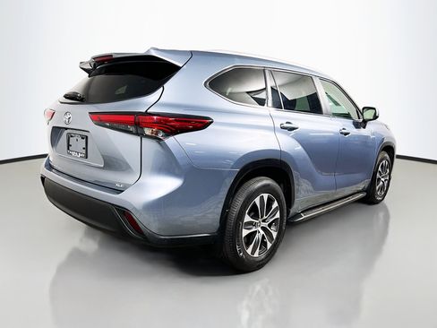 Used 2023 Toyota Highlander XLE FWD image 4