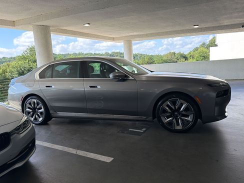 Used 2023 BMW i7 xDrive60 w/ Executive Package 2 AWD/4WD image 6
