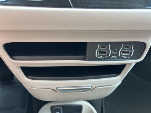Used 2024 Chrysler Pacifica Touring-L FWD image 29