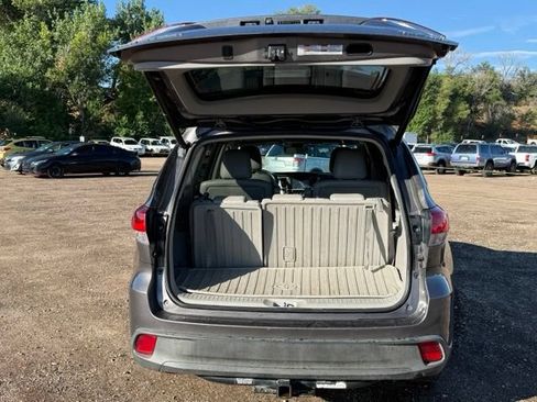 Used 2017 Toyota Highlander XLE AWD/4WD image 16