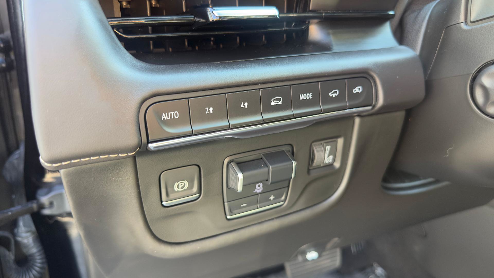 Certified 2024 Cadillac Escalade Premium Luxury Platinum AWD/4WD image 15
