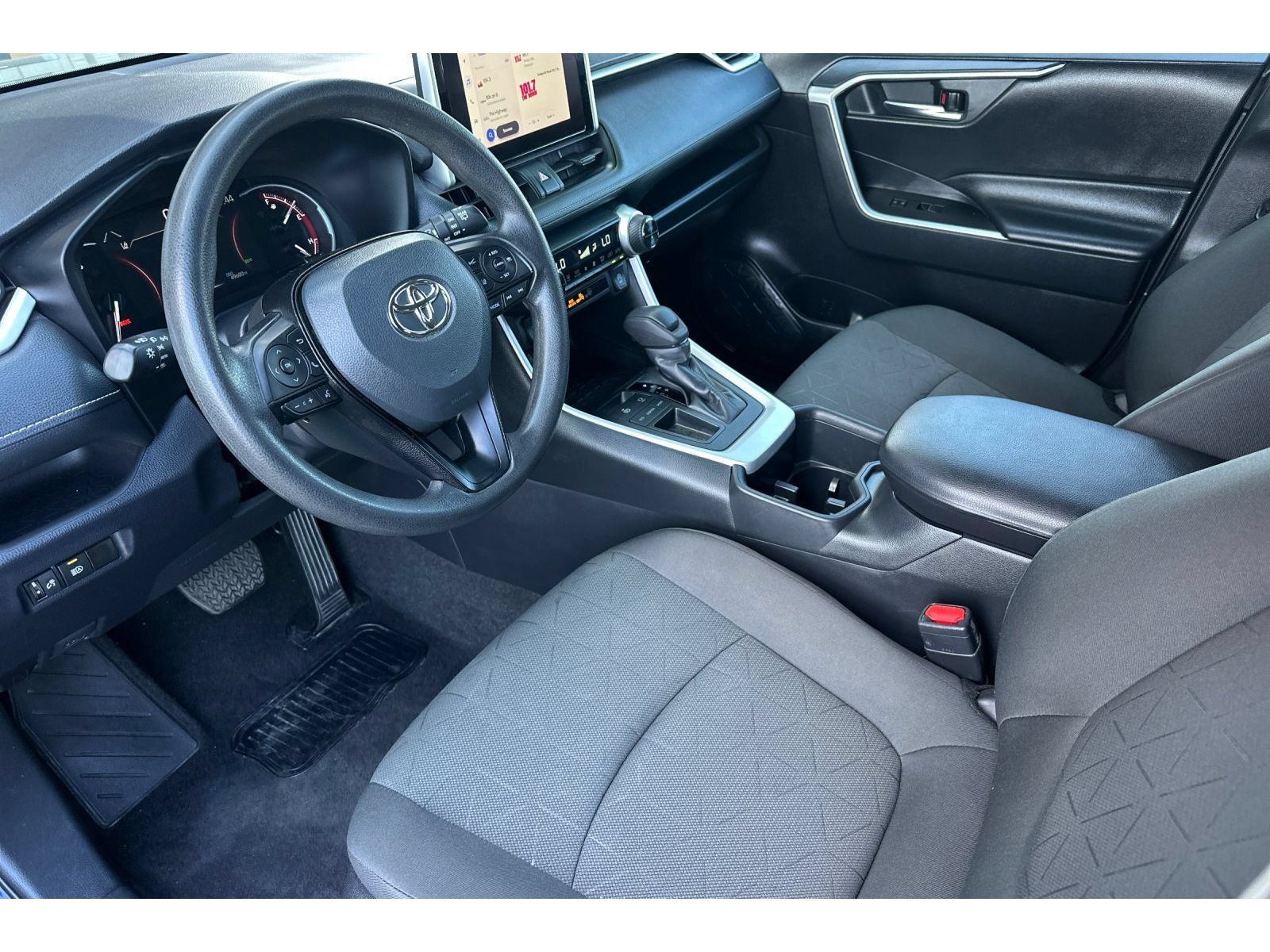 Used 2024 Toyota RAV4 XLE FWD image 10