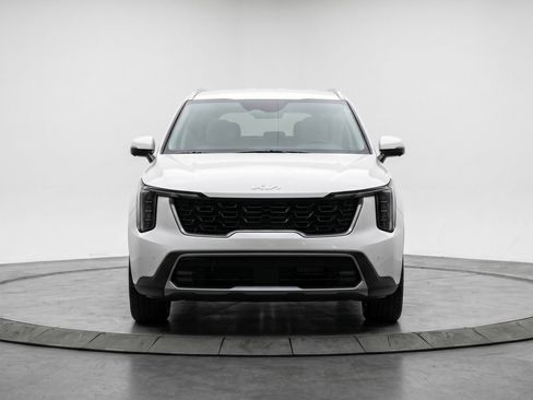 Used 2024 Kia Sorento S image 2