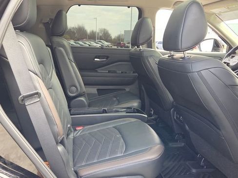 Used 2025 Nissan Pathfinder Platinum image 17