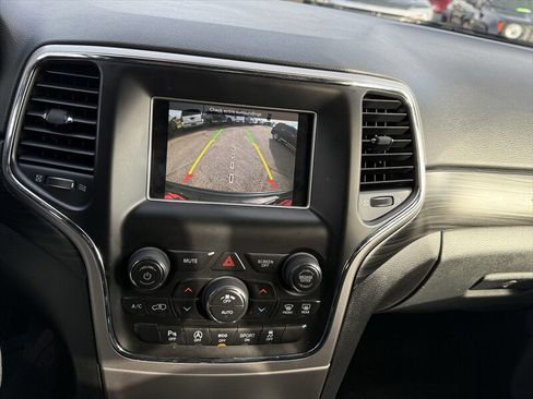 Used 2019 Jeep Grand Cherokee Laredo AWD/4WD image 15