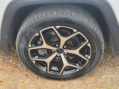 Used 2025 Jeep Compass Limited image 31