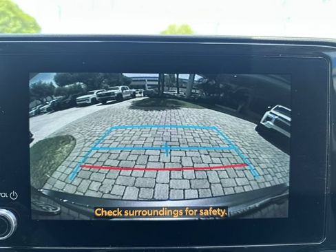 Used 2024 Toyota Highlander XLE FWD image 24