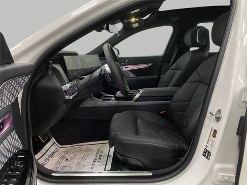 Certified 2025 BMW 760i xDrive w/ Executive Package image 30