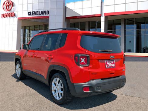 Used 2018 Jeep Renegade Latitude FWD image 4