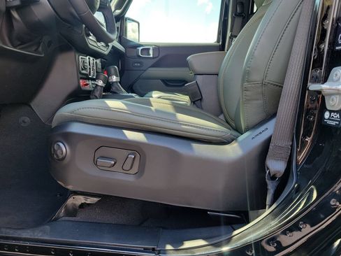Used 2025 Jeep Gladiator Mojave w/ Convenience Group AWD/4WD image 19
