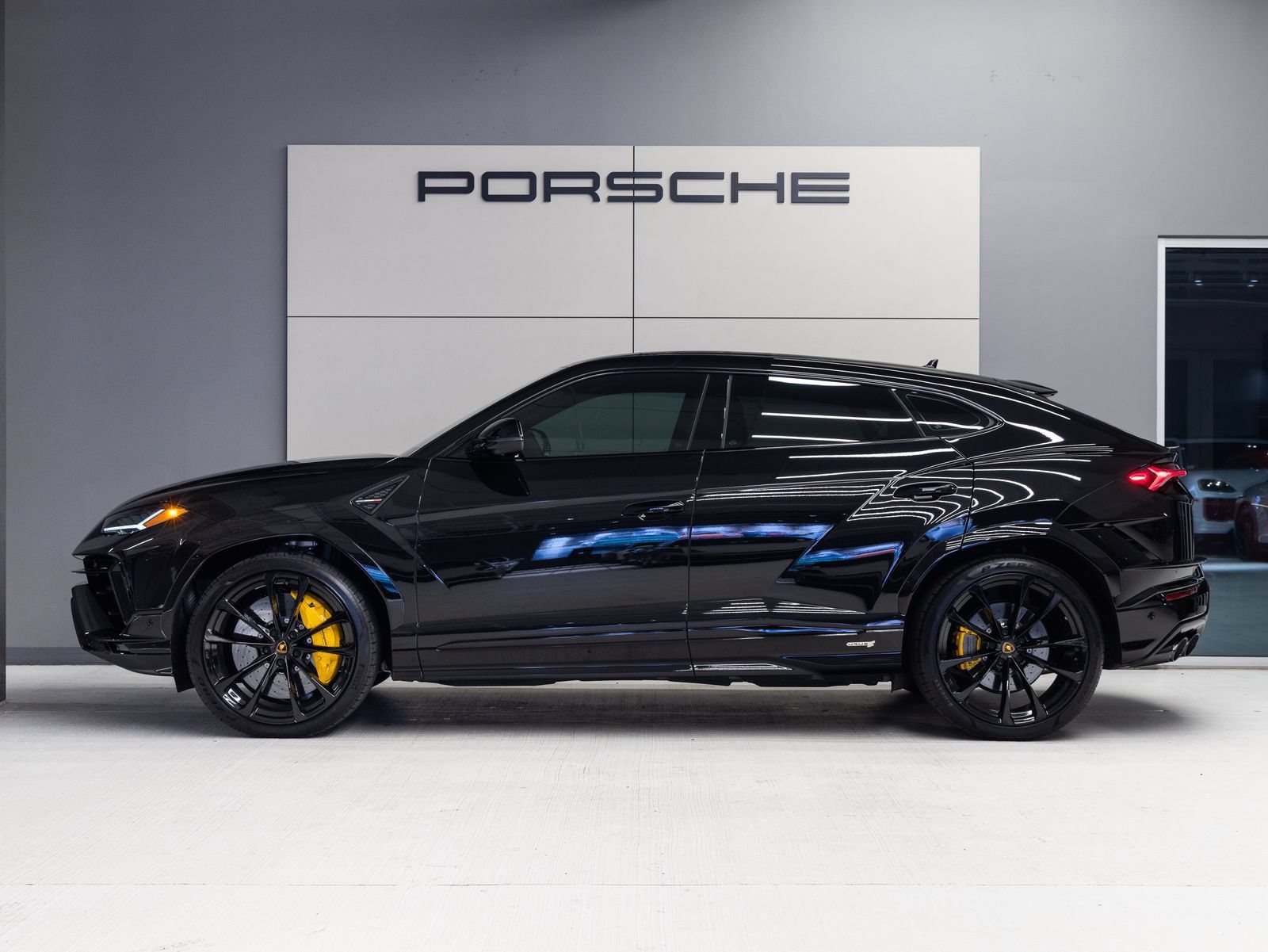Used 2024 Lamborghini Urus S AWD/4WD image 2