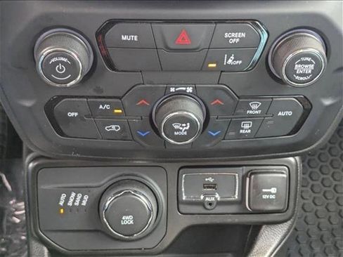 Used 2023 Jeep Renegade Latitude image 14