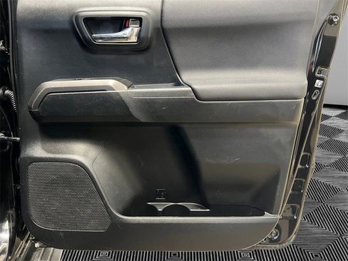 Used 2017 Toyota Tacoma TRD Sport image 16