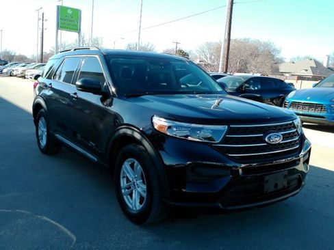 Used 2024 Ford Explorer XLT image 4