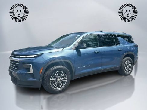Used 2025 Chevrolet Traverse LT AWD/4WD image 1