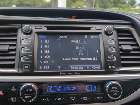 Used 2019 Toyota Highlander Limited Platinum FWD image 23