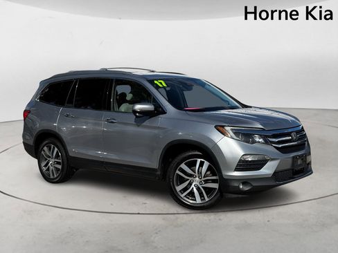Used 2017 Honda Pilot Touring image 2