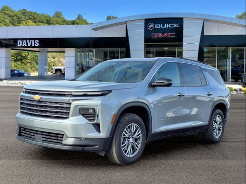 Used 2024 Chevrolet Traverse LT image 2