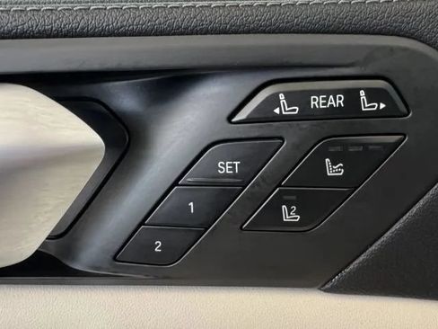 Used 2021 BMW X7 xDrive40i w/ M Sport Package AWD/4WD image 40