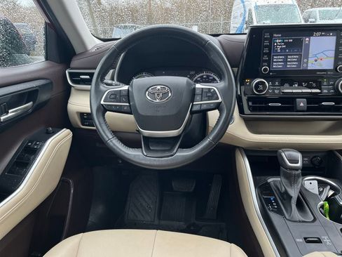 Used 2022 Toyota Highlander XLE image 16