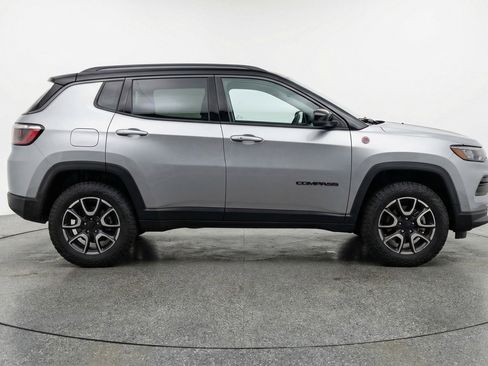 Used 2025 Jeep Compass Trailhawk image 11