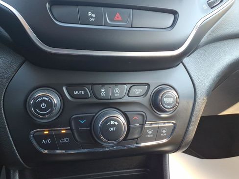 Used 2020 Jeep Cherokee Latitude Plus image 20