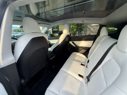 Used 2021 Tesla Model Y Long Range image 16