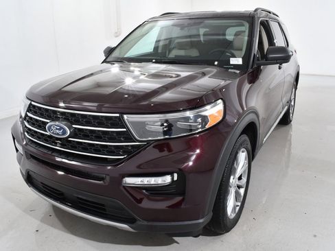 Used 2022 Ford Explorer XLT w/ Equipment Group 202A image 2