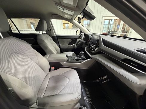Used 2022 Toyota Highlander LE FWD image 34