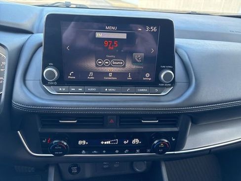 Used 2025 Nissan Rogue SV w/ SV Premium Package image 15