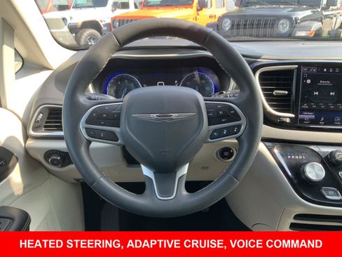 Used 2023 Chrysler Pacifica Touring-L FWD image 25