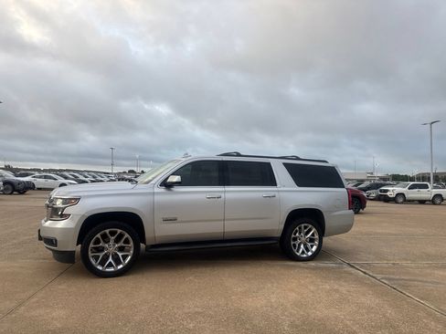 Used 2020 Chevrolet Suburban LT w/ Texas Edition Package RWD image 12