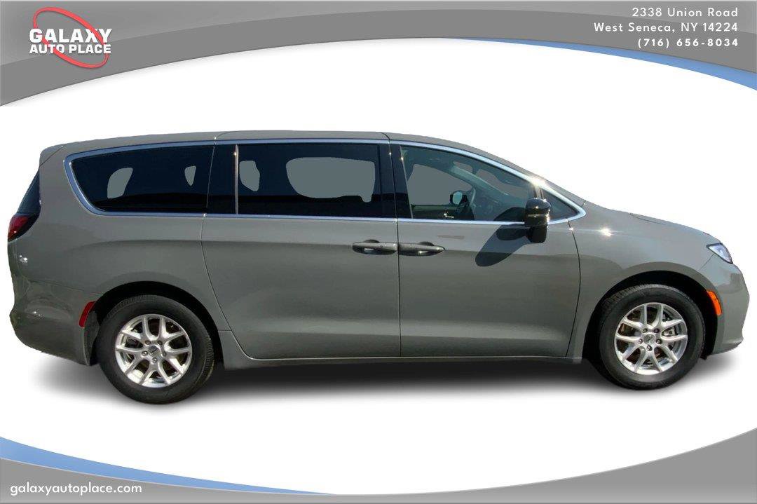 Used 2025 Chrysler Pacifica Select FWD image 4