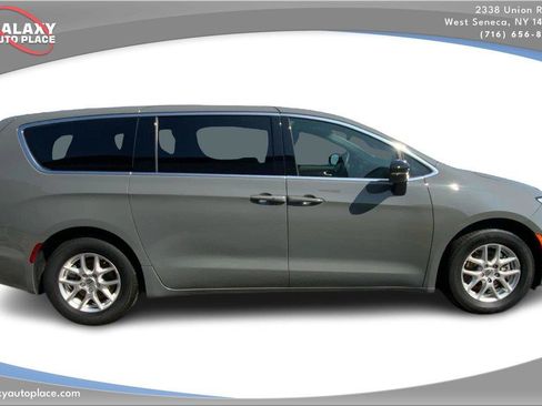 Used 2025 Chrysler Pacifica Select FWD image 4