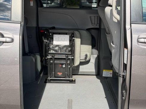 Used 2018 Toyota Sienna LE FWD image 19