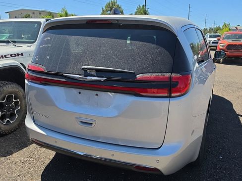 Used 2024 Chrysler Pacifica Touring-L FWD image 3