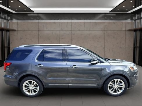 Used 2018 Ford Explorer XLT w/ Equipment Group 202A FWD image 2
