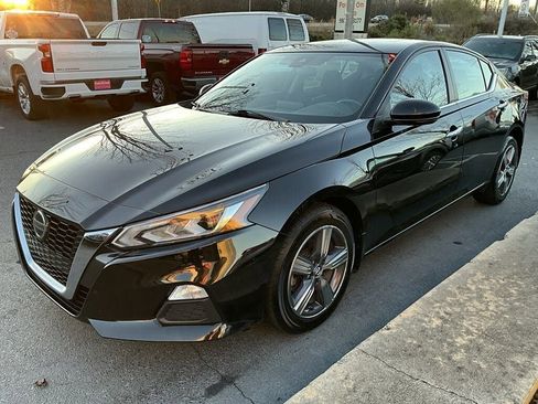 Used 2022 Nissan Altima 2.5 SV w/ SV Premium Package image 3