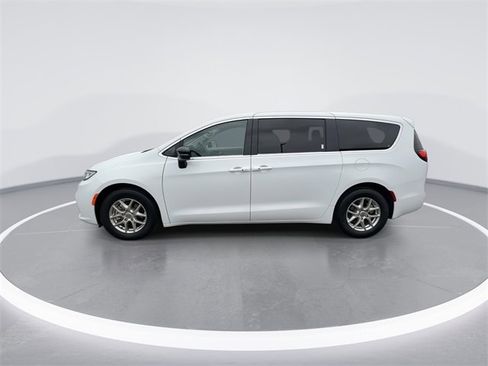 Used 2024 Chrysler Pacifica Touring-L image 5