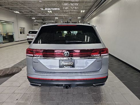 Used 2025 Volkswagen Atlas SE AWD/4WD image 4