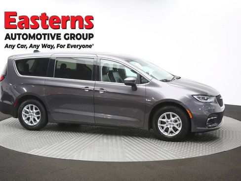 Used 2023 Chrysler Pacifica Touring-L FWD image 48