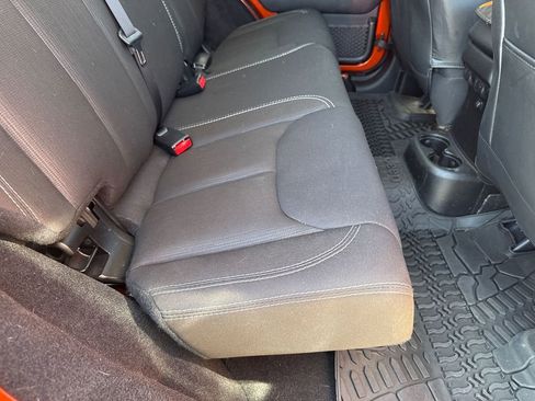 Used 2014 Jeep Wrangler Unlimited Rubicon w/ Connectivity Group AWD/4WD image 39