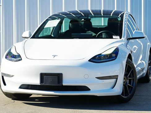 Used 2021 Tesla Model 3 Standard Range Plus image 3