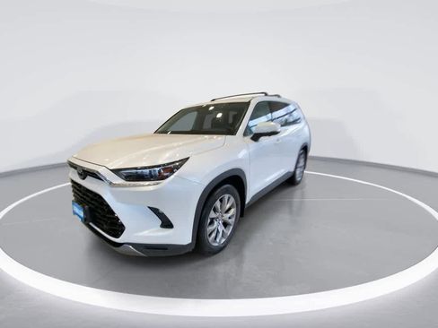 Used 2024 Toyota Grand Highlander Limited AWD/4WD image 3