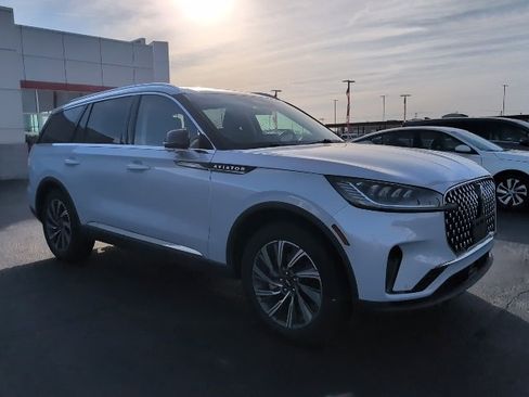 Used 2025 Lincoln Aviator AWD image 2