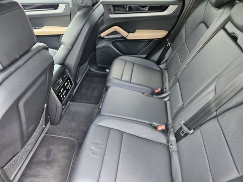 Certified 2024 Porsche Cayenne AWD/4WD image 28