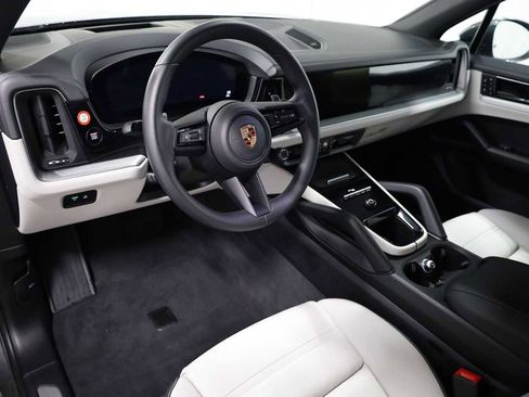 Certified 2025 Porsche Cayenne image 4